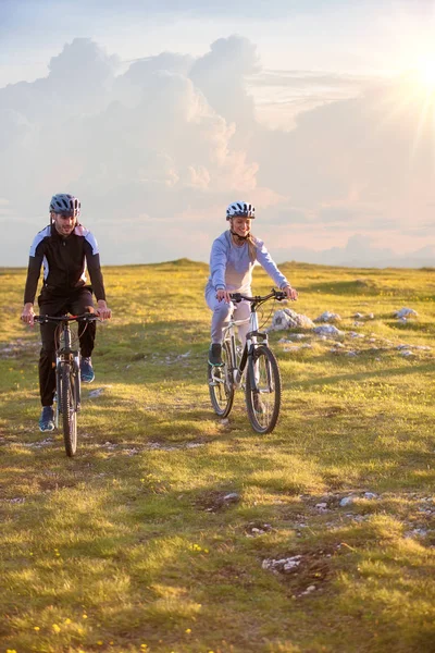 Feliz mountain bike pareja al aire libre divertirse juntos en un verano por la tarde —  Fotos de Stock