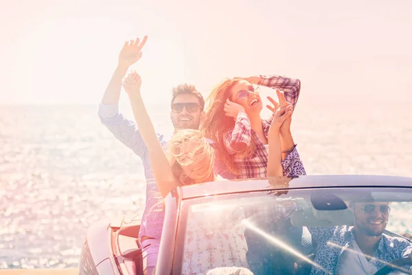 Hermosa fiesta amiga niñas bailando en un coche en la playa feliz — Foto de Stock