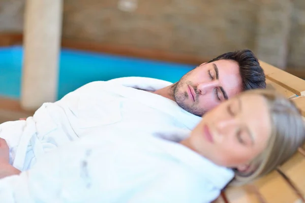 Belo casal relaxando juntos no centro de spa depois de um tratamento de beleza — Fotografia de Stock