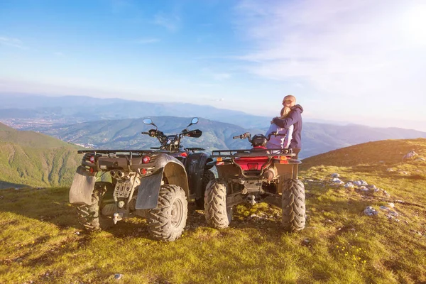 Atv yakınındaki genç çiftinin arka görüş. Adam bir şeyler kız arkadaşı uzaklığını gösteriyor.