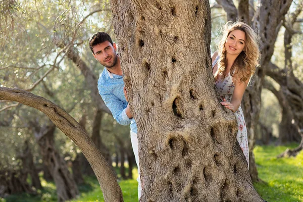 Hermosa pareja enamorada en un paseo por el bosque de otoño — Foto de Stock