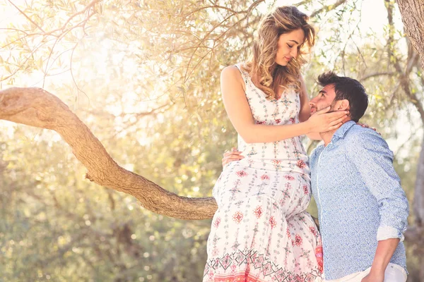 Hermosa pareja enamorada en un paseo por el bosque de otoño — Foto de Stock