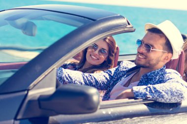 Günbatımında sürüş arkadaş grubu çift