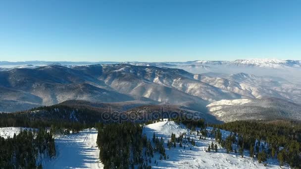 Inverno neve paisagem. A vista aérea sobrevoa. majestosas montanhas de neve. turismo resort natureza — Vídeo de Stock