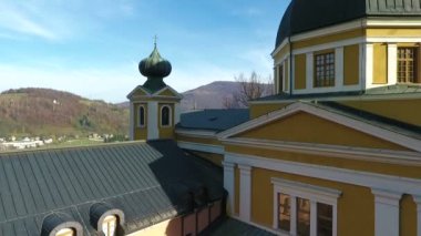 Franciscan monastery Macarların kilise kulesinde dron hava dairesel görünümünü,