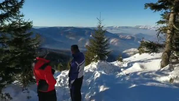 Wanderer ruhen sich aus. Schneelandschaft. Sportliche Freizeitaktivität. Urlaubstourismus. Überfliegen. Antenne — Stockvideo