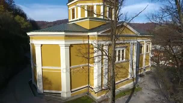 Drone vista circular aérea da torre da igreja Fojnica no mosteiro franciscano , — Vídeo de Stock