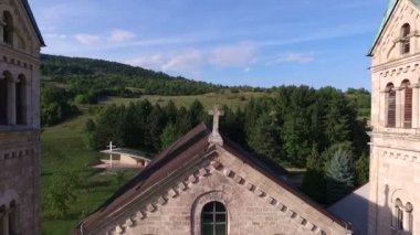 Franciscan monastery Guca Gora kilise kulesinde dron hava dairesel görünümünü,