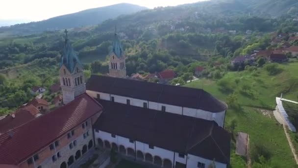 Drone cirkulär Flygfoto över den Guca Gora kyrktornet i Franciskanska klostret, — Stockvideo