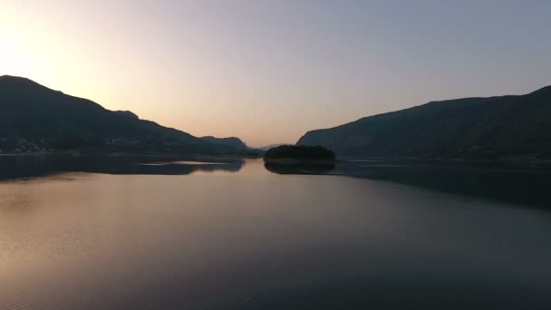 Létání nad jezerem. Ramsko jezero. Bosna a Hercegovina — Stock video