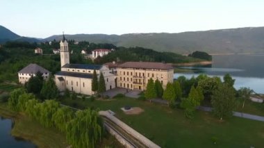 Franciscan monastery Rama Scit kilise kulesinde dron hava dairesel görünümünü,