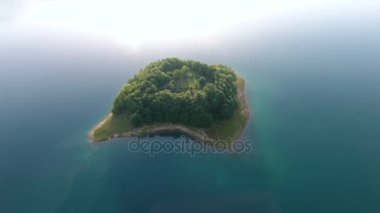 Dron Ramsko Jezero Gölü - bir turizm Prozor, Bosna Hersek yakınındaki küçük adada hava ateş