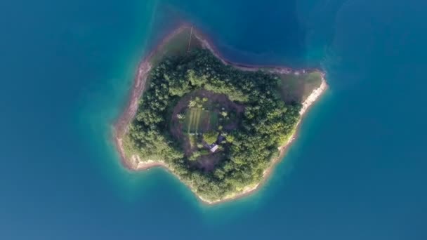 Drone tiro aéreo de pequena ilha no lago Ramsko Jezero - um destino turístico perto de Prozor, Bósnia e Herzegovina — Vídeo de Stock