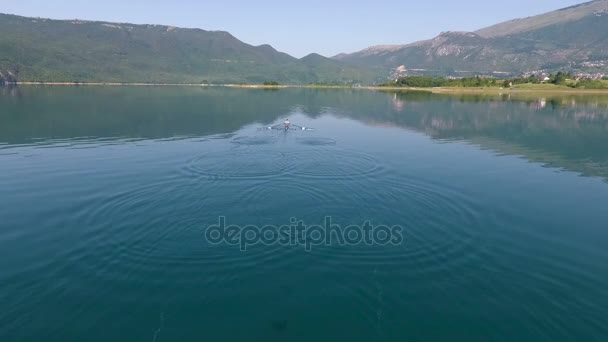 Vista aérea del bote de remos en el lago — Vídeo de stock