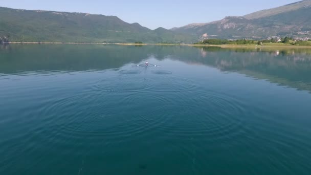 Vue aérienne du bateau à rames sur le lac 