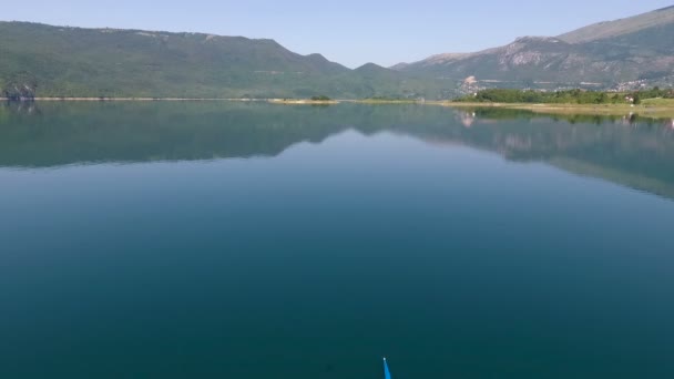 Vista aérea del bote de remos en el lago — Vídeos de Stock