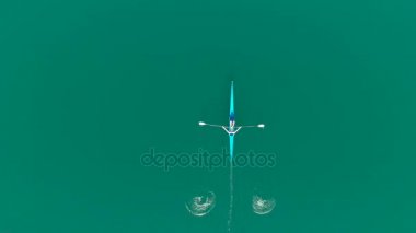 Gölde kürek teknesi havadan görünümü