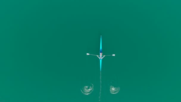 Luchtfoto van roeiboot op lake — Stockvideo