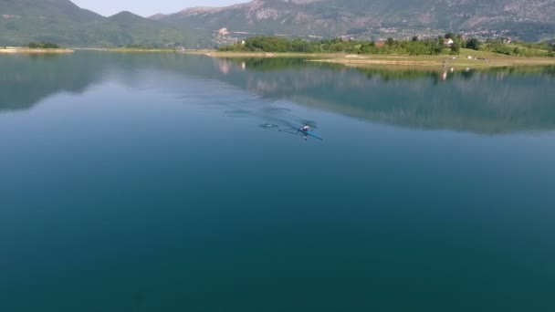 Vue aérienne du bateau à rames sur le lac 