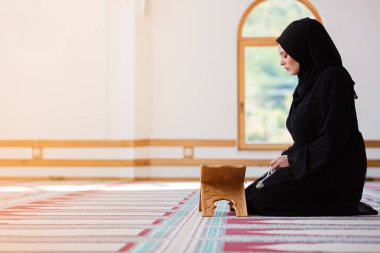 Camide Namaz kılan Genç Müslüman Kadın