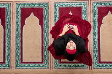 «Ana sayfa» hava görünümünü genç güzel Müslüman kadın dua içinde Camii