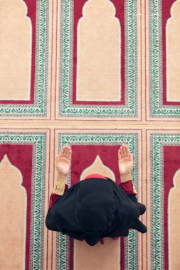 «Ana sayfa» hava görünümünü genç güzel Müslüman kadın dua içinde Camii