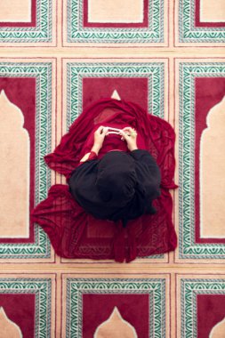 «Ana sayfa» hava görünümünü genç güzel Müslüman kadın dua içinde Camii