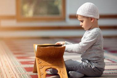 Müslüman çocuk camide dua ediyor, küçük çocuk Tanrı'ya, barış ve sevgi Ramazan kutsal ay içinde dua ediyor.