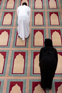 Müslüman erkek ve kadın camide dua Üstten Görünüm