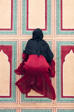 «Ana sayfa» hava görünümünü genç güzel Müslüman kadın dua içinde Camii