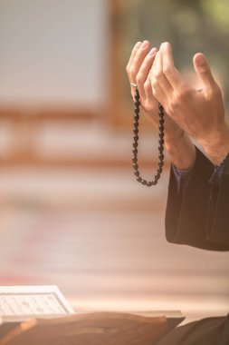 Dindar Müslüman adam caminin içinde dua ediyor.