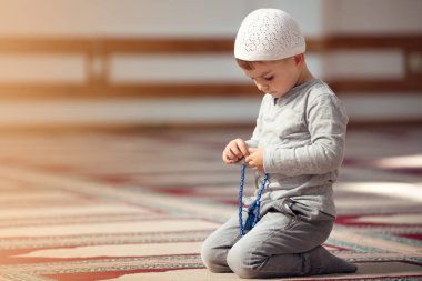 Müslüman çocuk camide dua ediyor, küçük çocuk Tanrı'ya, barış ve sevgi Ramazan kutsal ay içinde dua ediyor.