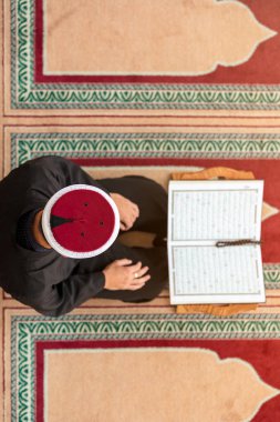 Cami içinde dua Müslüman dindar Üstten Görünüm