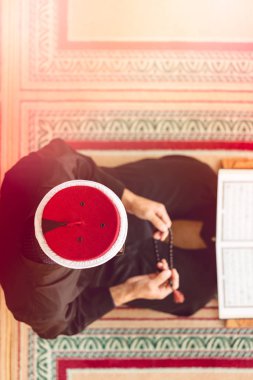 Cami içinde dua Müslüman dindar Üstten Görünüm