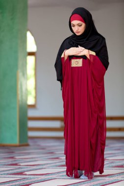 Camide Namaz kılan Genç Müslüman Kadın