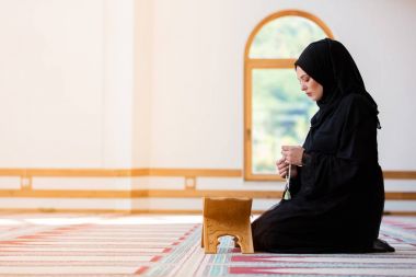 Camide Namaz kılan Genç Müslüman Kadın