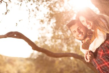 Birlikte mutlu bir genç çift doğa portresi sarıldı