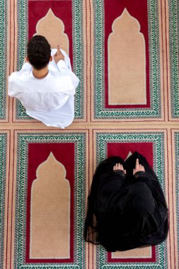 Müslüman erkek ve kadın camide dua Üstten Görünüm