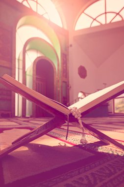 Kur'an-ı Kerim cami - namaz için açık