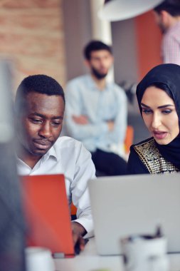 Emekçilerin tablet ve dizüstü bilgisayar gibi teknolojik cihazlar ile bağlı çok ırklı çağdaş iş
