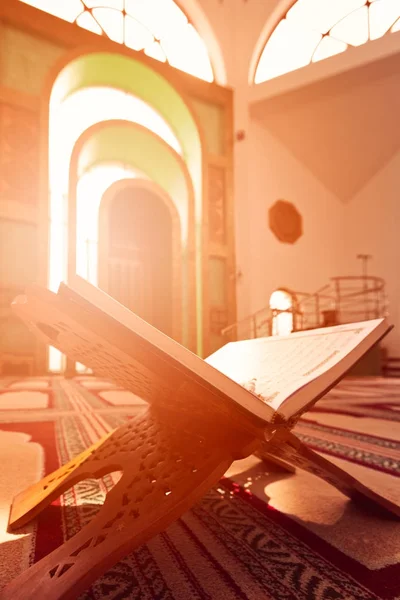 Alcorão na mesquita - aberto para orações — Fotografia de Stock