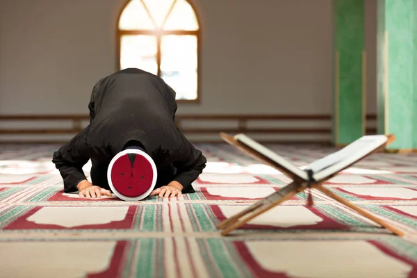 Imán joven rezando dentro de la hermosa mezquita — Foto de Stock