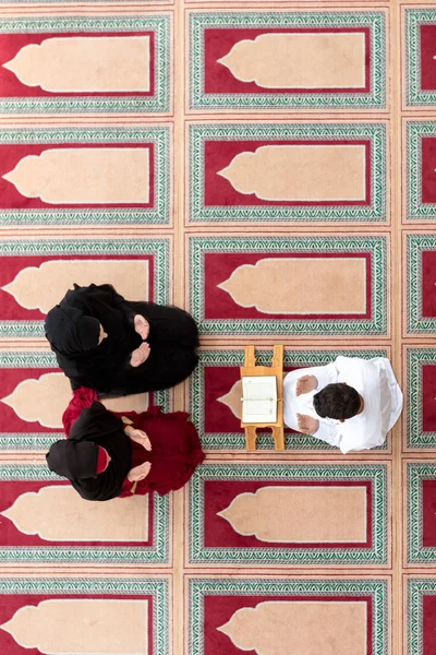 Μουσουλμανικές κορίτσι και ο άντρας να παντρευτεί από τις μουσουλμανικές παραδόσεις — Φωτογραφία Αρχείου