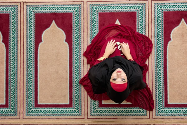 «Ana sayfa» hava görünümünü genç güzel Müslüman kadın dua içinde Camii