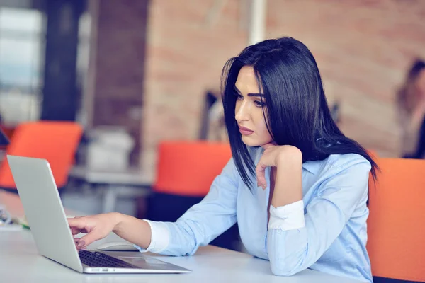 Donna d'affari si siede a una scrivania di fronte a un computer — Foto Stock