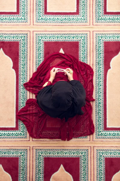 «Ana sayfa» hava görünümünü genç güzel Müslüman kadın dua içinde Camii