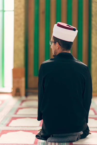 ชายมุสลิมศาสนาอธิษฐานภายในมัสยิด — ภาพถ่ายสต็อก
