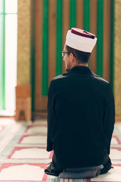 Náboženský muslim modlí uvnitř mešity — Stock fotografie