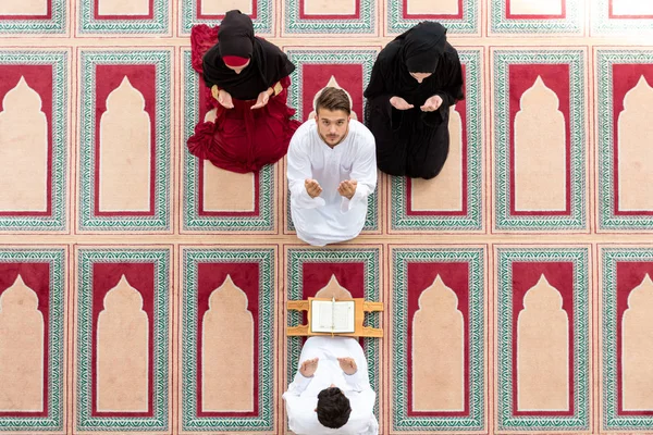 Fille musulmane et l'homme se marient par les traditions musulmanes — Photo