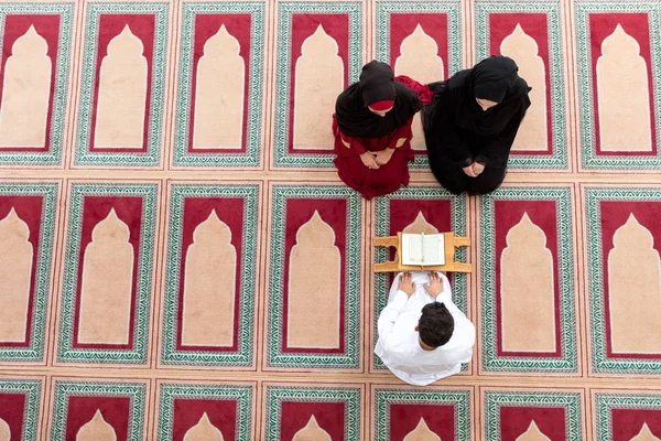 이슬람 전통에 의해 무슬림 소녀와 남자 결혼 — 스톡 사진